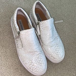 Steve Madden white distressed alligator tennis shoes